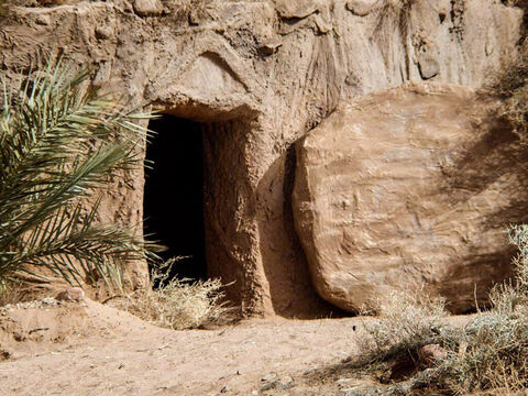 Aqui está uma tumba com a pedra rolada para trás. As mulheres que visitavam o túmulo de Jesus se perguntavam como elas iriam rolar a pedra para trás, para pode entrar no túmulo. – Slide número 11