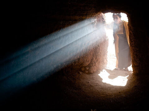 O túmulo vazio com a pedra rolada tornou-se um símbolo da ressurreição de Jesus. – Slide número 14
