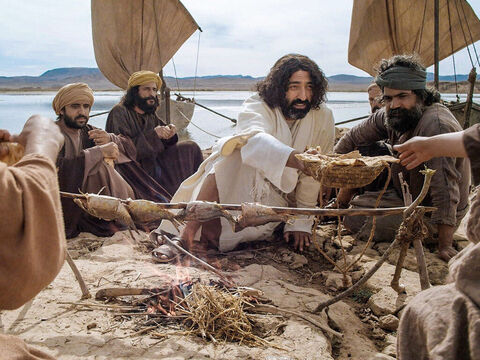 Assar o peixe em fogo aberto era uma forma comum de cozinhar o peixe e foi o método usado por Jesus após Sua ressurreição para cozinhar o café da manhã para os discípulos (João 21:9). – Slide número 23