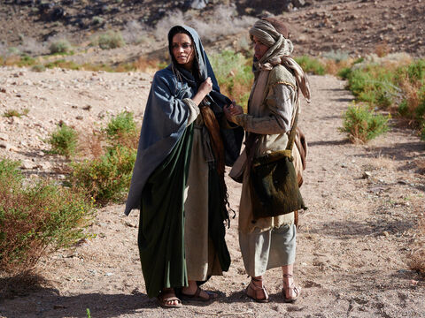 Deus estava com o menino enquanto ele crescia. Ele viveu no deserto e se tornou arqueiro. Enquanto ele morava no deserto de Parã, sua mãe arranjou para ele uma esposa do Egito. – Slide número 17