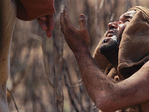 Quando o homem selvagem viu Jesus, ele correu e caiu de joelhos diante dEle. – Slide número 5