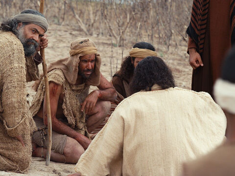 Quando chegaram a Jesus, viram o homem selvagem e indomável sentado pacificamente. Ele estava vestido e em seu perfeito juízo. – Slide número 15