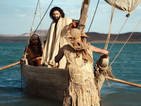 Quando Jesus estava entrando no barco, o homem que havia sido liberto dos demônios implorou para ir com Ele. – Slide número 17
