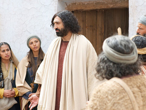 Jesus entrou em uma casa para ensinar e todos se aglomeraram e se apertaram para entrar. – Slide número 3