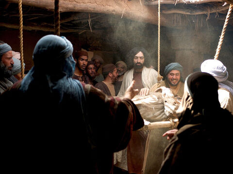 Todos estavam observando, imaginando o que Jesus faria em seguida. – Slide número 11
