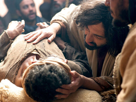 Jesus viu a fé desses homens e seu amigo paralítico e anunciou: <br/>– Amigo, seus pecados estão perdoados. – Slide número 12