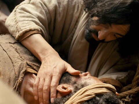 Voltando ao homem paralítico que Jesus ordenou: <br/>– Eu lhe digo, levante-se, pegue sua esteira e vá para casa. – Slide número 17
