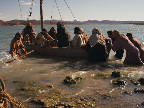 Uma determinada noite, Jesus disse a Seus discípulos: <br/>– Venham comigo para o outro lado do mar. – Slide número 1
