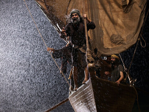 Havia pescadores experientes a bordo, mas eles ficaram com medo de que o barco afundasse. – Slide número 5