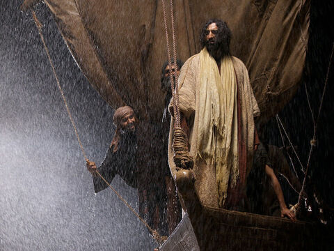 Jesus se levantou no barco agitado pelas ondas e falou à tempestade. – Slide número 7