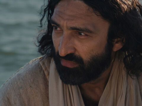 Jesus falou aos que estavam no barco:  <br/>– Por que vocês estão com medo? Vocês ainda não têm fé? – Slide número 11