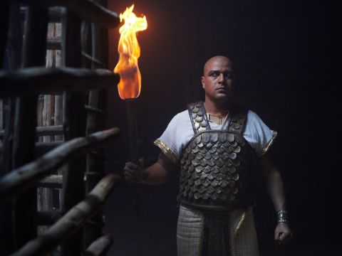 O carcereiro colocou todos os prisioneiros aos cuidados de José.  Ele agora era o encarregado de tudo o que os prisioneiros estavam fazendo. O carcereiro não se preocupava com nada que estava aos cuidados de José porque o Senhor estava com José e tudo o que ele fazia prosperava. – Slide número 2