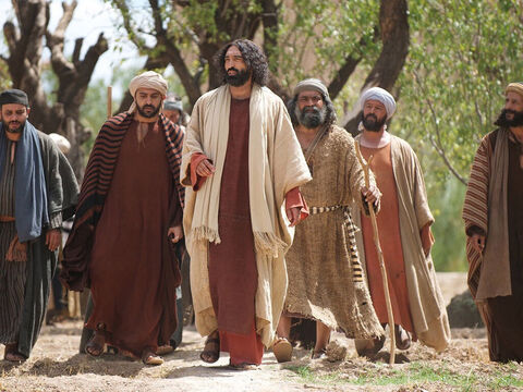 Lázaro já estava no túmulo há quatro dias quando Jesus e Seus discípulos chegaram nos arredores de Betânia. – Slide número 1