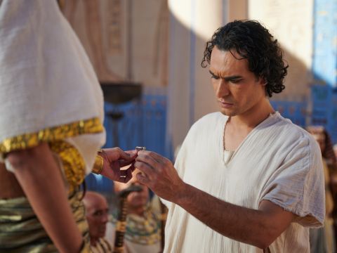 Então, Faraó disse aos seus oficiais:<br/>– Onde poderemos encontrar um homem como José, em quem o Espírito de Deus está presente? <br/>Faraó disse a José:<br/>– Assim como Deus te capacitou a saber de tudo isso, não há ninguém mais sábio e inteligente do que você mesmo! Você administrará minha casa, e todo o meu povo se submeterá aos seus comandos. Somente eu, o rei, estarei acima de você.<br/>Então, o Faraó tirou o anel-sinete da sua mão e colocou na mão de José. – Slide número 11