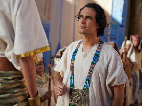 Ele o vestiu com roupas de linho fino e colocou um colar de ouro em seu pescoço. – Slide número 12