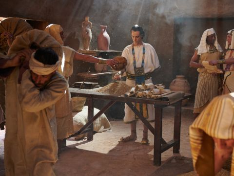 Então José, que agora tinha 30 anos de idade, ficou encarregado de tomar conta de toda a terra do Egito. José coletou toda a comida excedente na terra do Egito durante os sete anos de abundância e a armazenou em cada cidade. – Slide número 14