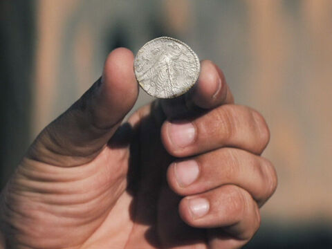 –... você encontrará um shekel de prata (uma moeda de quatro dracmas). – Slide número 7