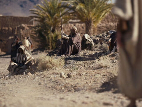 Quando Ele estava entrando numa aldeia, dez homens que tinham lepra O conheceram. – Slide número 2