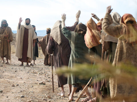 Eles ficaram à distância e gritaram alto: <br/>– Jesus, Mestre, tenha piedade de nós! – Slide número 4