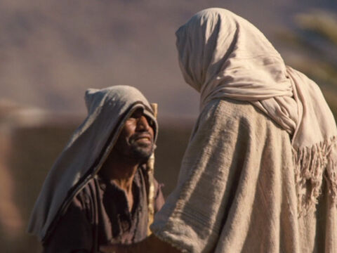 Um dos dez homens, um samaritano, quando viu que estava curado, correu de volta para Jesus, louvando a Deus em voz alta. Ele se jogou aos pés de Jesus e agradeceu a Ele. – Slide número 9