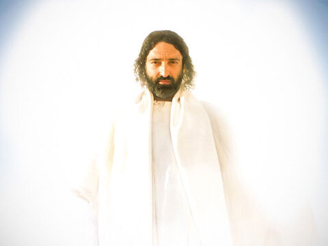 Enquanto Jesus orava, a aparência de Seu rosto mudava, e Sua roupa ficava tão brilhante como um relâmpago. – Slide número 3
