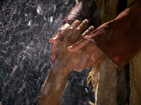 Imediatamente Jesus estendeu Sua mão e o pegou. – Slide número 11