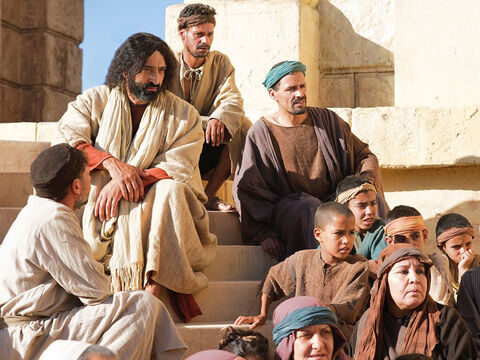 Jesus se sentou no templo em frente ao lugar onde as pessoas deixavam suas ofertas. – Slide número 1