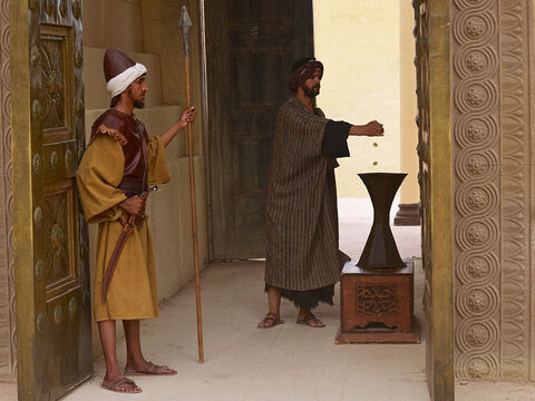 Ele observava enquanto as pessoas vinham dar suas ofertas a Deus e colocar dinheiro na gazofilácio do templo. – Slide número 2