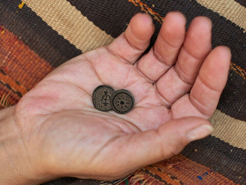Ela tinha duas moedas de cobre muito pequenas, conhecidas como ácaros. O "ácaro" (lepton, em grego) era a menor das moedas de bronze em moeda judaica. (Um salário diário valia cerca de 64 ácaros). – Slide número 9