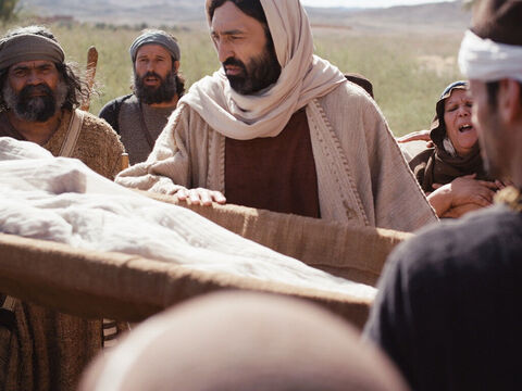 Então Jesus foi até o caixão e o tocou. – Slide número 8