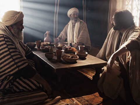 Quando um fariseu, chamado Simão, convidou Jesus à sua casa, Jesus aceitou o convite. Os convidados relaxaram em sofás ao redor da mesa de refeição. – Slide número 1