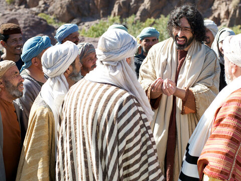Os samaritanos saíram ao encontro de Jesus e imploraram para que Ele ficasse com eles. Jesus ficou lá dois dias e muitos acreditaram que Jesus era o Messias. – Slide número 17