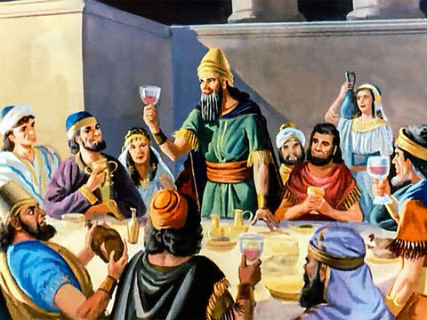 Quando o rei tomou seu lugar à mesa, os servos lhe trouxeram enormes bandejas recheadas de comida. Eles serviam sem parar os cálices com vinho... e o barulho e gritos da festança aumentavam. – Slide número 14