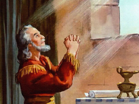 Então Daniel continuou a orar diante de sua janela aberta assim como fazia antes. – Slide número 20