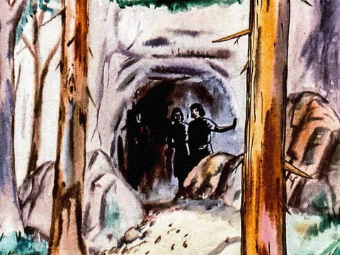 E juntamente com alguns amigos leais, Davi se escondeu do rei em uma caverna que ficava em uma colina. – Slide número 24