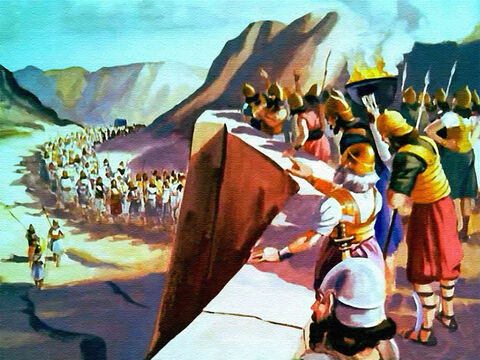 O povo de Jericó ficou parado assistindo surpreso a longa fila de israelitas sumindo entre as montanhas e retornando ao seu acampamento. – Slide número 26