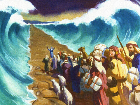 Logo, o vento abriu um caminho no meio do mar. E, embora os filhos de Israel estivessem assustados, eles seguiram seu líder entre aquelas gigantes muralhas de água. – Slide número 36