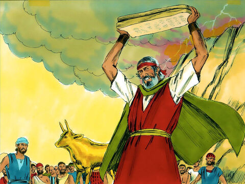 Quando Moisés viu o povo dançando descontroladamente para o bezerro de ouro, ele ficou com raiva. Ele jogou as duas tábuas de pedra no chão ao pé da montanha, quebrando-as em pedaços. – Slide número 14
