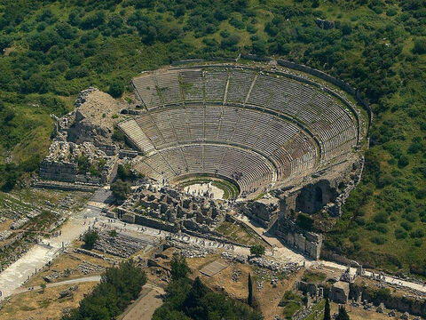 “Cessado o tumulto, Paulo mandou chamar os discípulos e, depois de encorajá-los, despediu-se e partiu para a Macedônia” (Atos 20:1). Este é o anfiteatro como se apresenta atualmente. – Slide número 16