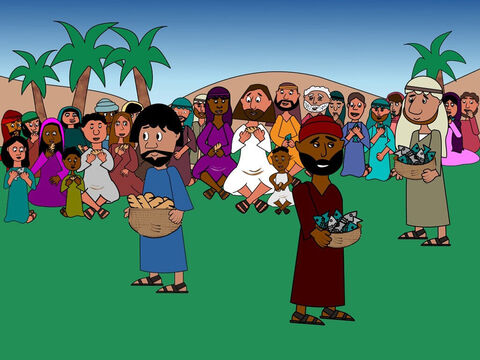 Enquanto os discípulos distribuíam a comida, de repente, eles perceberam que Jesus havia feito um milagre! Havia pão e peixe suficientes para todas as pessoas. Todos tiveram comida para comer e ficaram muito felizes! – Slide número 7