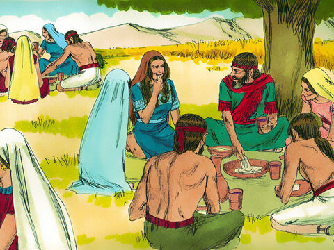 Na hora das refeições, Boaz a convidou para comer com os outros ceifeiros. “Pegue um pouco de pão e mergulhe no vinagre de vinho”, disse ele. Ele ofereceu a ela grãos torrados. Rute comeu tudo o que ela quis. – Slide número 7