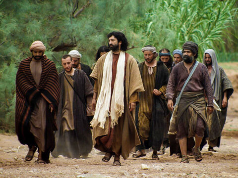 A festa da Páscoa estava se aproximando. Jesus conduziu os discípulos no longo caminho em direção a Jerusalém. – Slide número 1