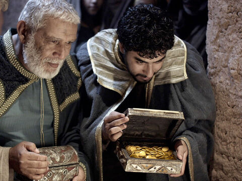 Eles abriram seus tesouros e lhe deram presentes de ouro... – Slide número 14