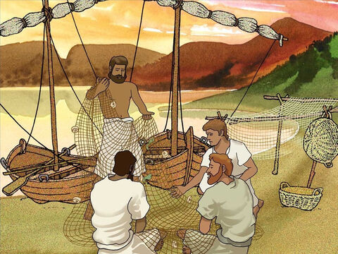 Os discípulos limpavam suas redes na praia. Enquanto eles trabalhavam, uma grande multidão se ajuntou e comprimia a Jesus. Jesus notou os homens limpando as redes e foi até o barco deles. – Slide número 3